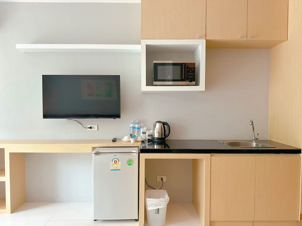 Deluxe Double Room, Pool Access | Individually furnished, desk, laptop workspace, soundproofing