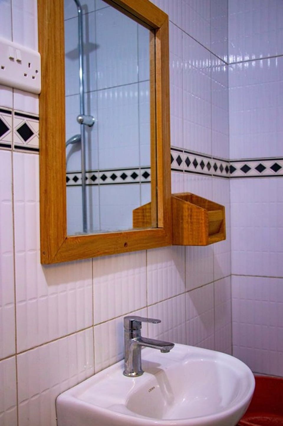 Shower, rainfall showerhead, free toiletries, towels
