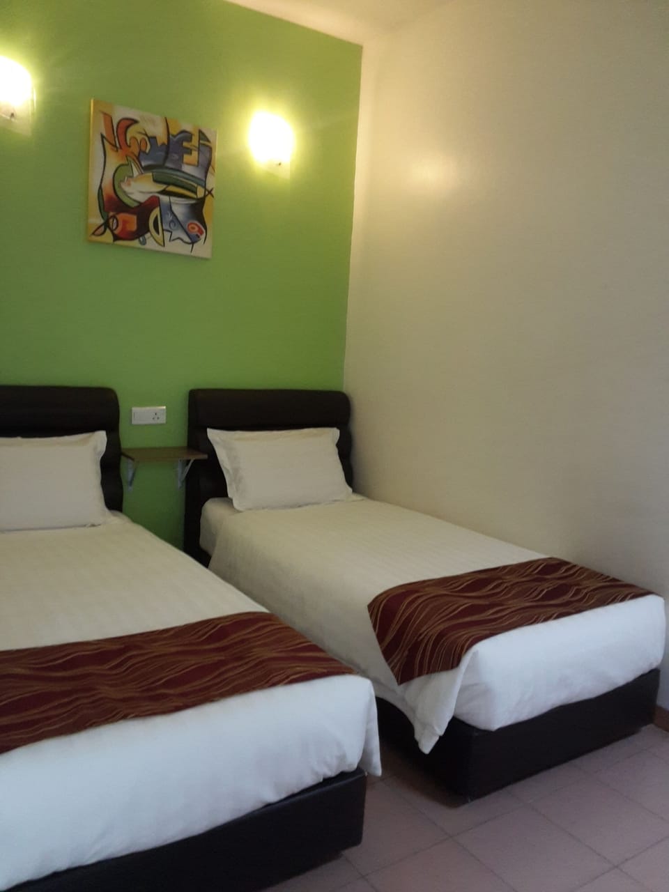 Basic Double or Twin Room, 2 Twin Beds, Corner | Living area | 40-inch LCD TV with premium channels, TV