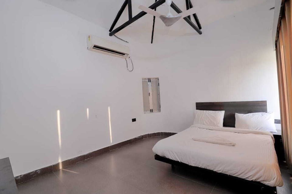 Deluxe Room | Rollaway beds, bed sheets