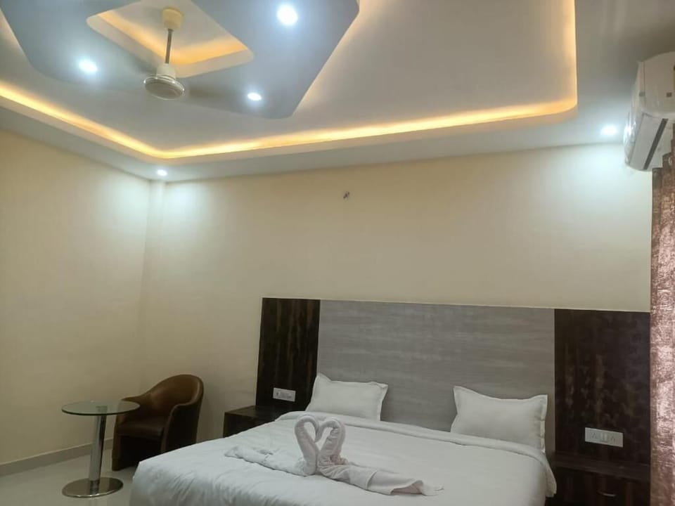 Pillowtop beds, individually furnished, desk, laptop workspace