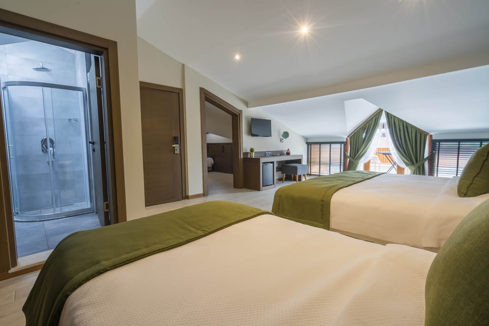 Suite Family | Minibar, in-room safe, desk, laptop workspace