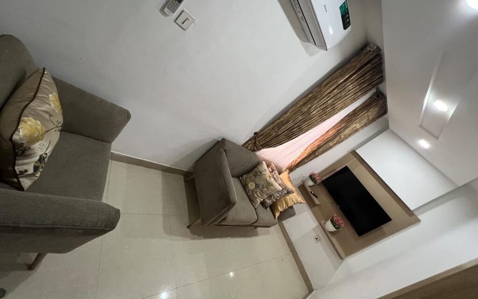 Premium Single Room, 1 King Bed | Living area | 42-inch TV with cable channels