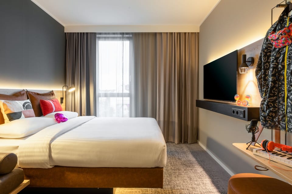 Room, 1 Queen Bed | Desk, laptop workspace, blackout drapes, soundproofing