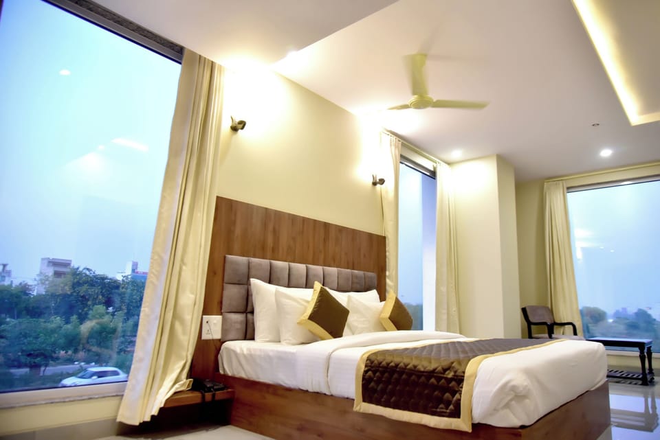 Family Room | In-room safe, soundproofing, bed sheets