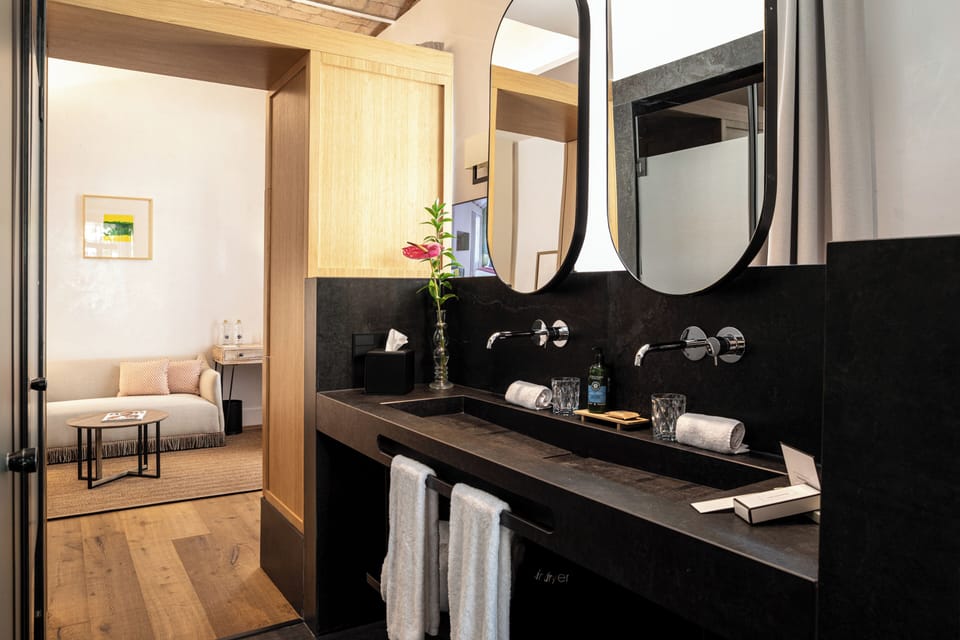 Junior Suite | Bathroom | Shower, hydromassage showerhead, hair dryer, bathrobes
