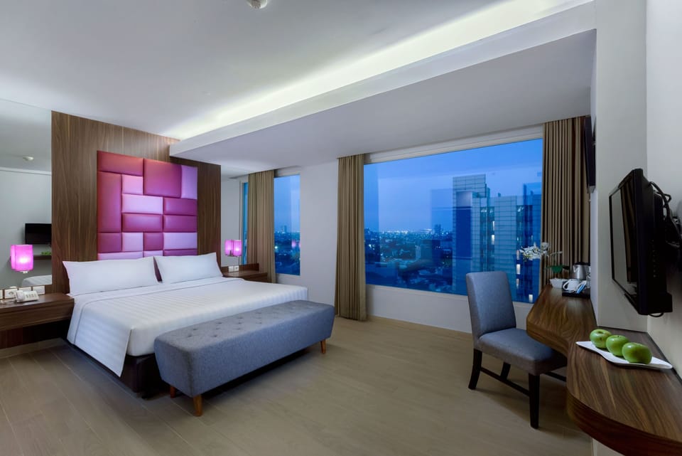 Deluxe Room | Minibar, in-room safe, desk, laptop workspace