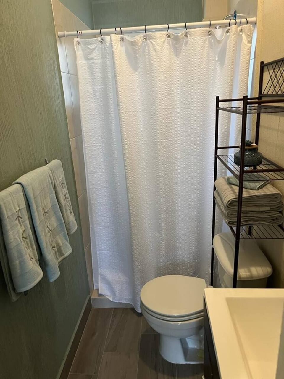 Economy Apartment | Shared bathroom