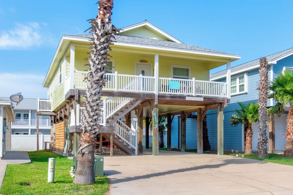 House (3 Bedrooms) | Exterior