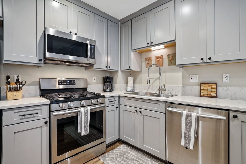 Condo, Multiple Beds, Kitchen, Mountain View (Family Fun Getaway) | Private kitchen | Fridge, microwave, oven, stovetop