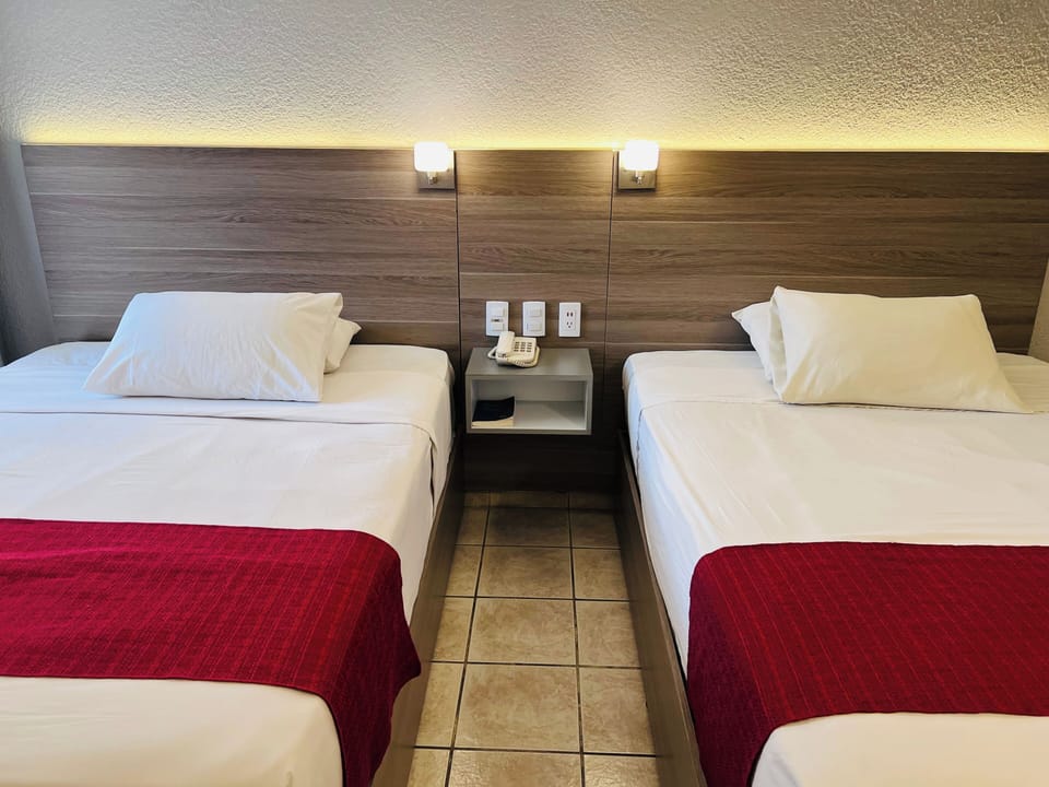 Estandar dos camas | Desk, laptop workspace, free WiFi, bed sheets