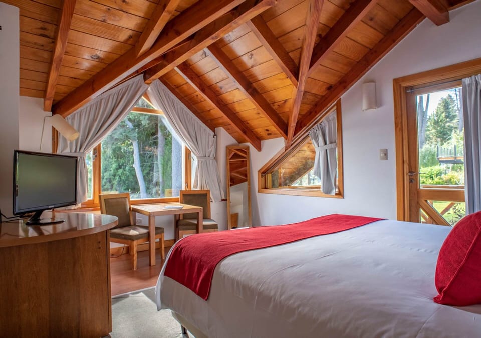 Grand Room | Premium bedding, pillowtop beds, free WiFi