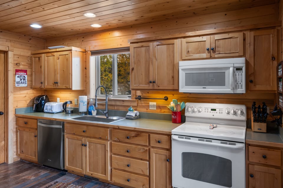 Cabin | Private kitchen | Full-size fridge, microwave, oven, stovetop