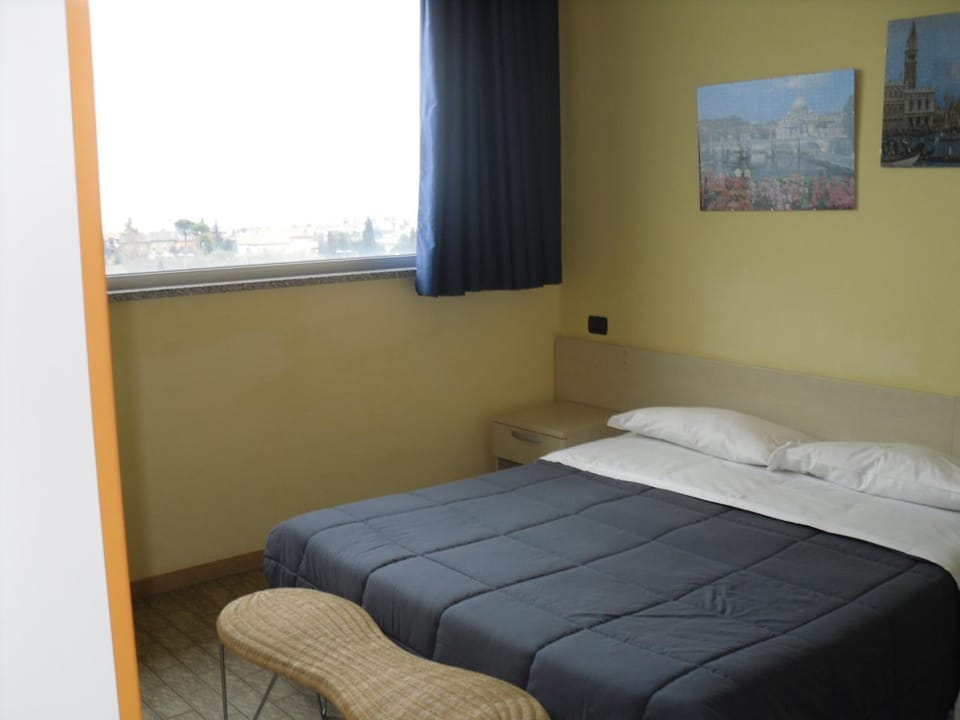 1 bedroom, desk, free WiFi, bed sheets
