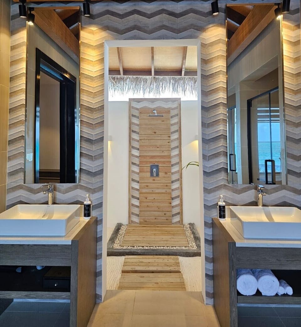 Grand Solana (2 Bedroom Beach Villa with private pool & Jacuzzi) | Bathroom | Separate tub and shower, free toiletries, hair dryer, bathrobes