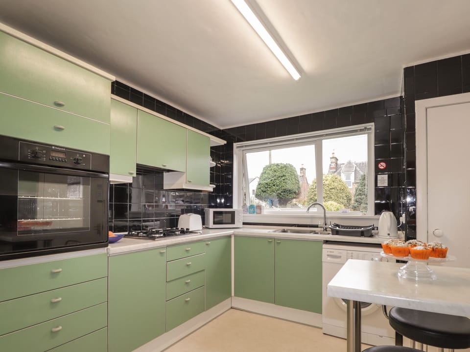Cottage | Private kitchen | Fridge, electric kettle, toaster, cookware/dishes/utensils