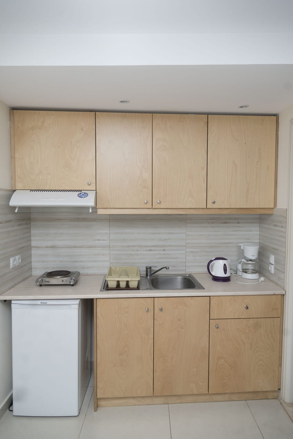 Standard Studio, Multiple Beds, Garden View | In-room dining