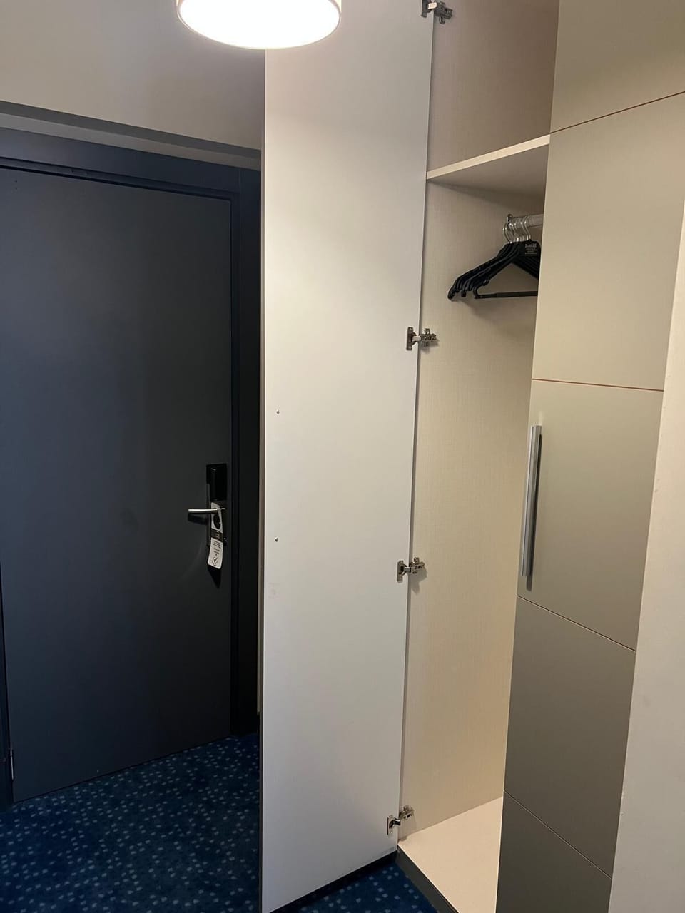 Standard Room | Minibar, in-room safe, blackout drapes, iron/ironing board
