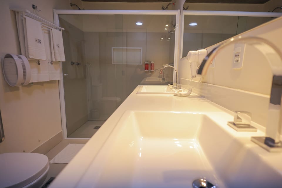 Suíte família (CONJUGADO) | Bathroom | Shower, hair dryer, towels