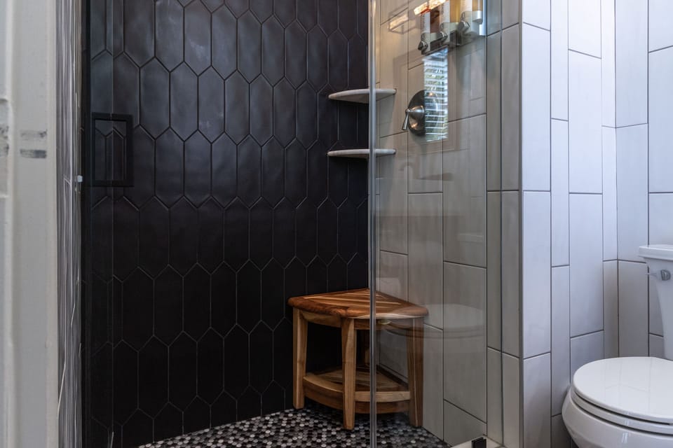 King Room with Balcony #5 | Bathroom | Shower, free toiletries, hair dryer, towels