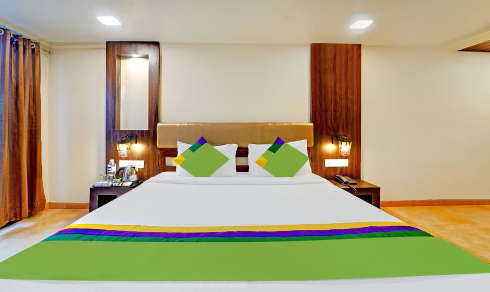 Deluxe Room | Desk, iron/ironing board