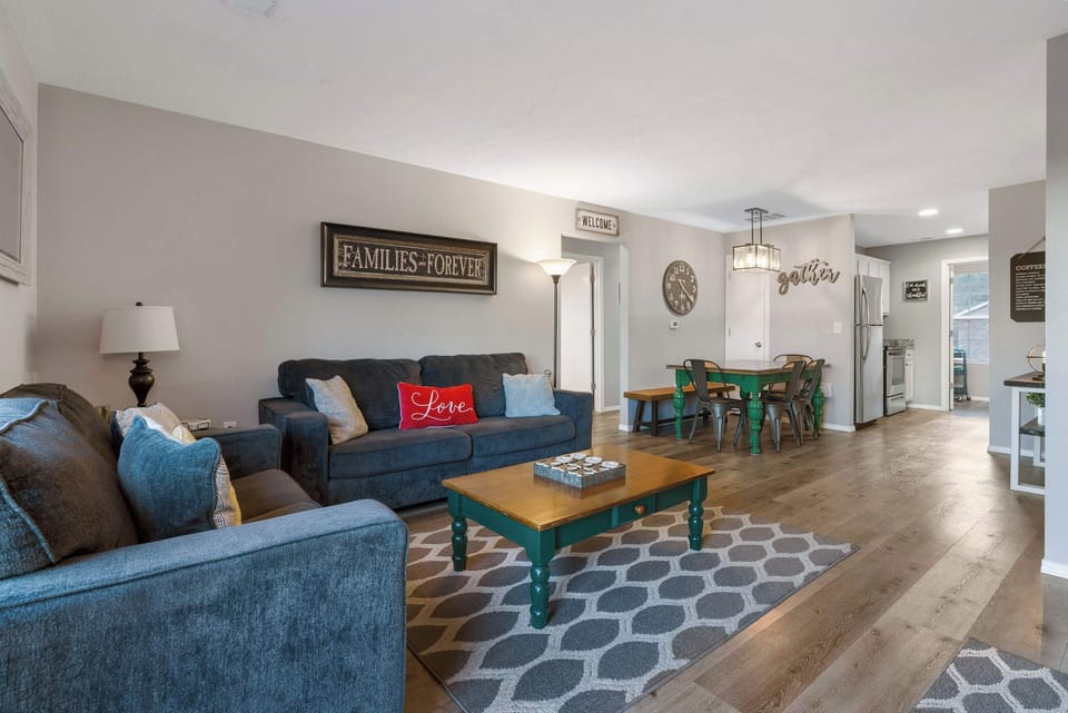 Condo, Multiple Beds, Balcony, Mountain View (Branson Overlook) | Living area | 42-inch flat-screen TV with digital channels, fireplace