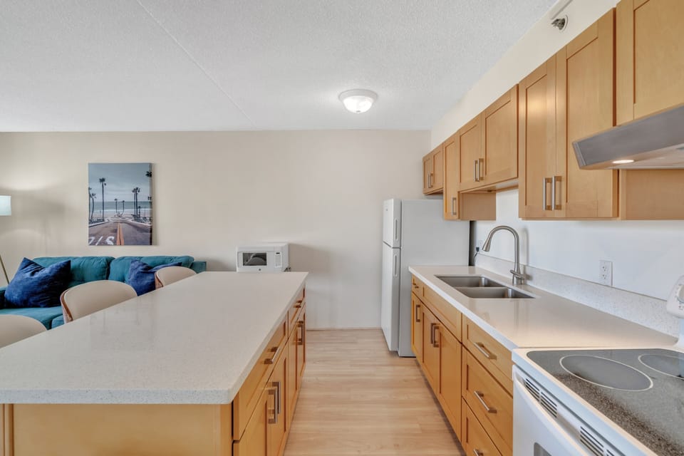 Condo, 1 Bedroom | Private kitchen | Fridge, oven, toaster