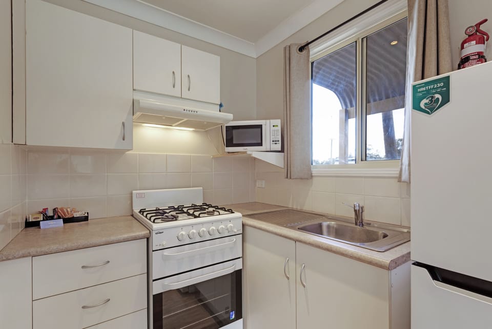 Economy Cabin, 2 bedrooms - Sleeps 4 | Private kitchen | Fridge, microwave, cookware/dishes/utensils