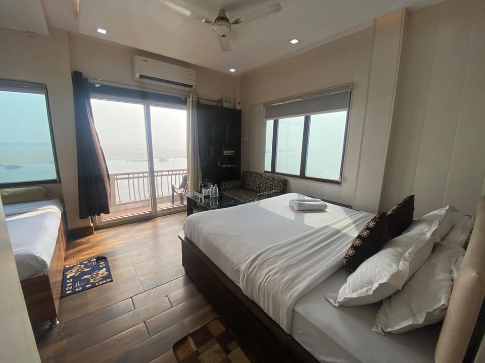 Superior Family Room River View With Balcony | In-room safe, desk, soundproofing, free WiFi