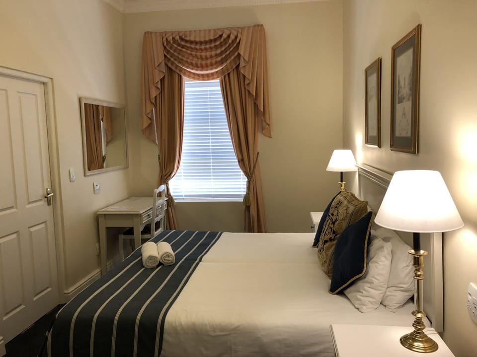 Standard Twin Room, Ensuite | In-room safe, blackout drapes, free WiFi, bed sheets