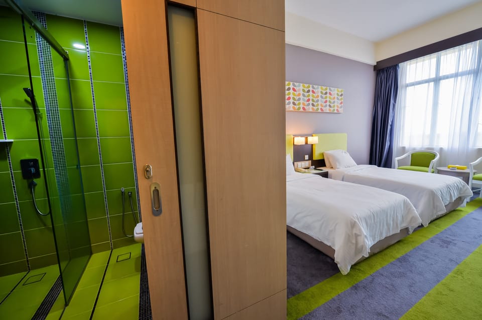 Deluxe Twin Room | Minibar, in-room safe, blackout drapes, iron/ironing board