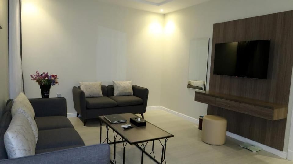 Junior Suite | Living area | 42-inch flat-screen TV with satellite channels, TV