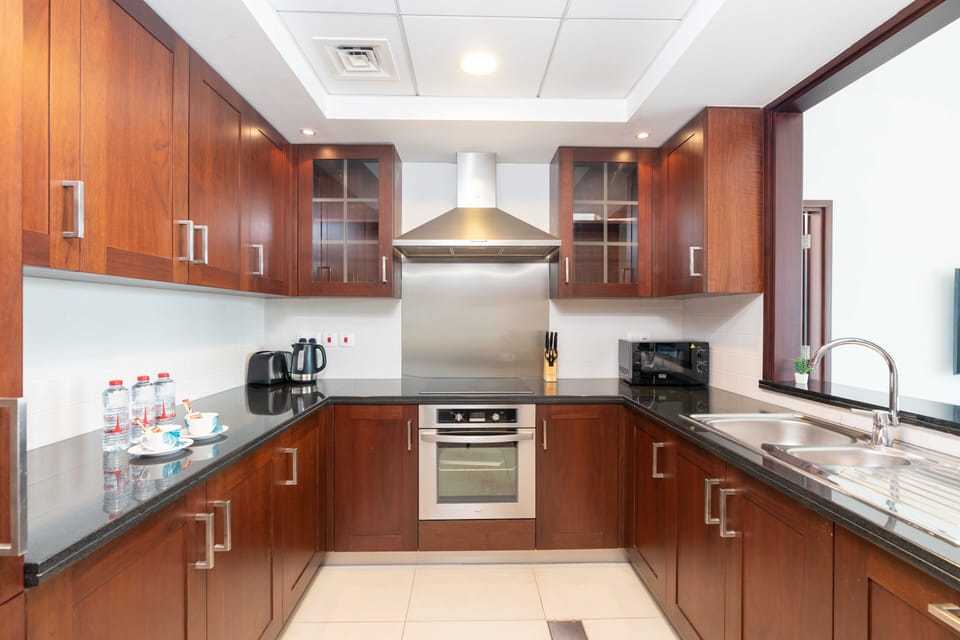 Deluxe Apartment | Private kitchen | Full-size fridge, microwave, oven, stovetop