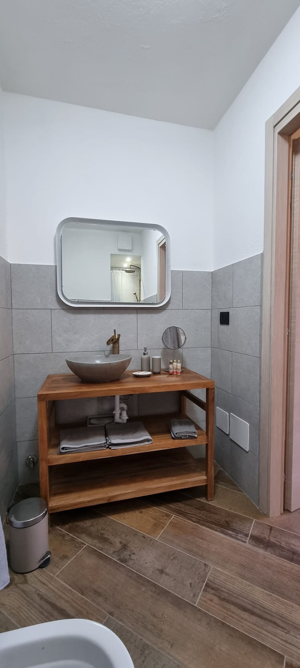 Comfort Double or Twin Room | Bathroom | Shower, free toiletries, hair dryer, bidet