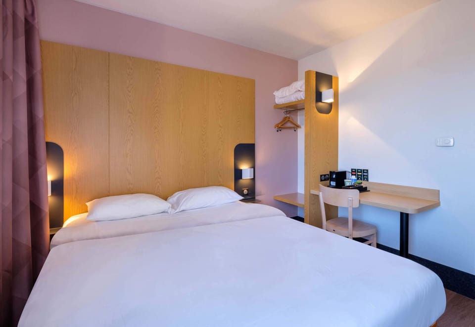 Premium bedding, desk, soundproofing, free WiFi