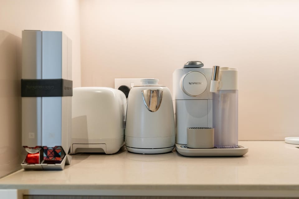 Full-size fridge, microwave, oven, stovetop