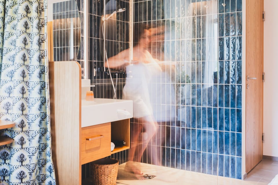 Double Room | Bathroom | Shower, rainfall showerhead, hair dryer, towels