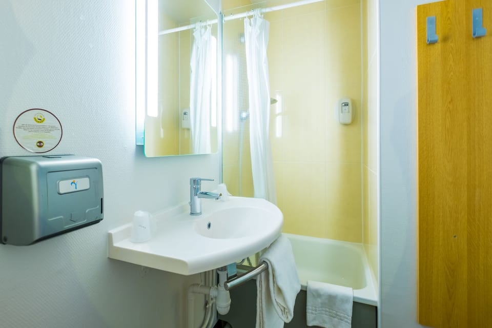 Shower, towels
