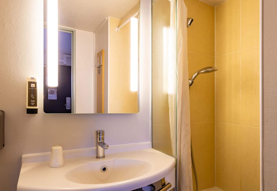 Shower, towels