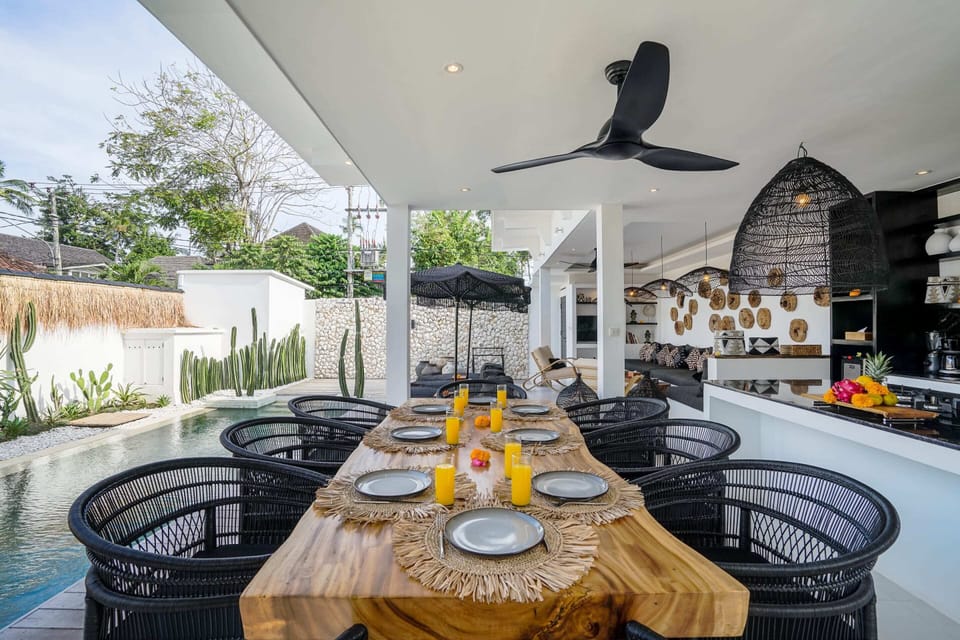 Basic Villa, Multiple Beds | Dining