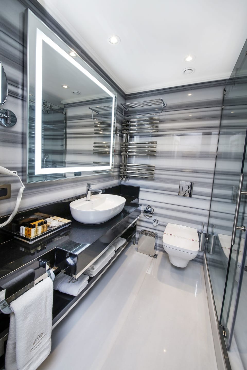 Shower, rainfall showerhead, free toiletries, hair dryer