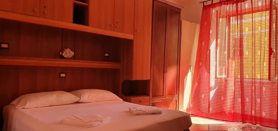 City Apartment | 3 bedrooms, desk, laptop workspace, WiFi (free)