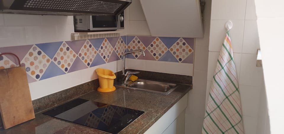 City Apartment | Private kitchen | Full-size fridge, microwave, stovetop, dishwasher
