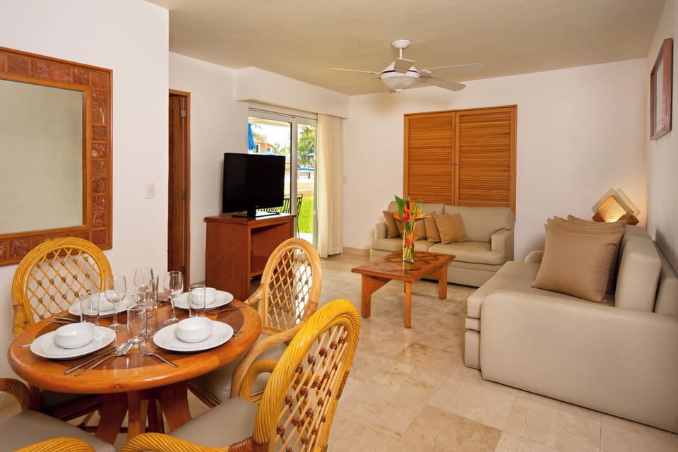 Family Suite Ocean View | Living area | 32-inch TV with cable channels