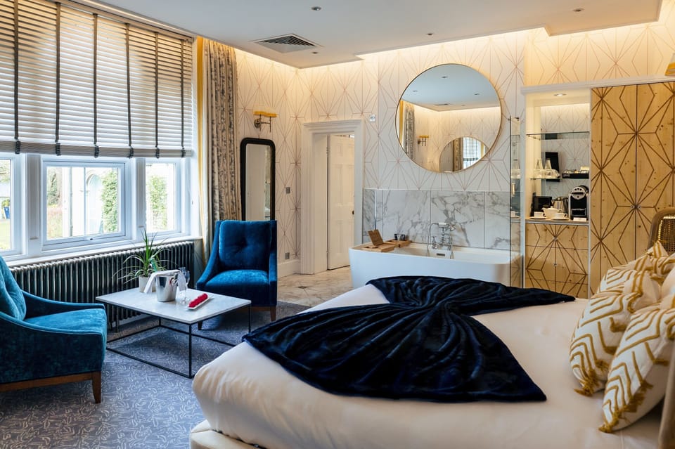 Feature Room | Hypo-allergenic bedding, in-room safe, desk, laptop workspace