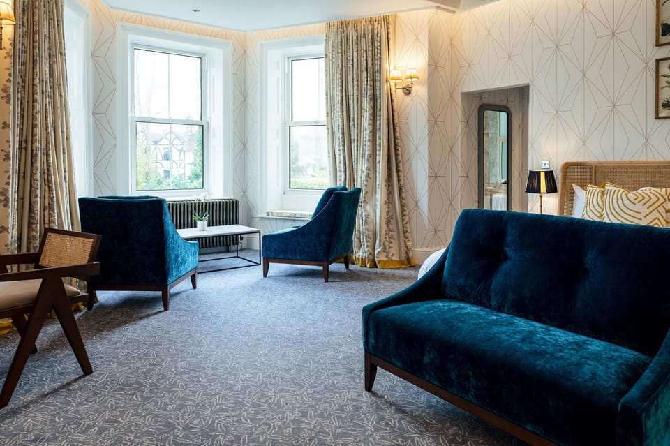 Feature Room | Hypo-allergenic bedding, in-room safe, desk, laptop workspace
