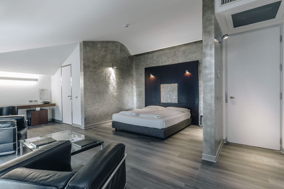 Junior Suite | Hypo-allergenic bedding available, down comforters, minibar
