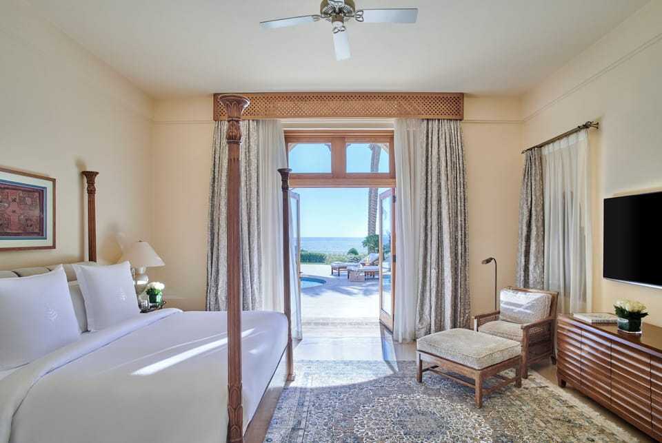 Royal Suite | Minibar, in-room safe, desk, blackout drapes