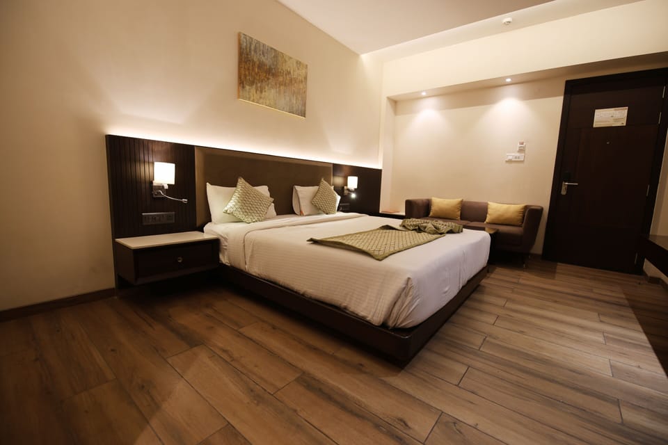 Deluxe Room | Premium bedding, down comforters, memory foam beds, minibar