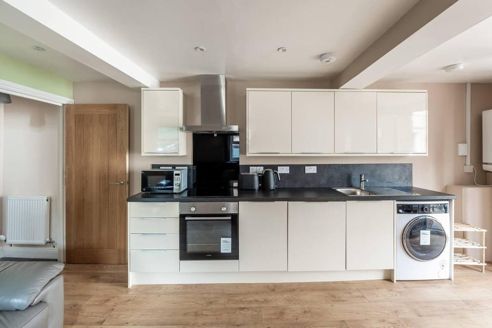 House | Private kitchen | Fridge, microwave, oven, stovetop